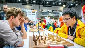 Vietnamese Grandmaster Le Quang Liem (right) competes in a recent world event. (Photo toquoc.vn)