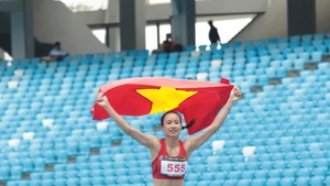 Huynh Thi My Tien finishes first in the women's 100m hurdles with a record of 13.50 seconds on May 10 at the ongoing 32nd SEA Games in Cambodia. (Photo:hanoimoi.com.vn)