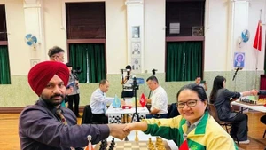 Vietnamese chess player Hoang Thi Bao Tram shakes hands with Indian player Arvinder Preet Singh before the match. (Photo: VNA)