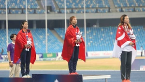Runner Nguyen Thi Oanh (middle) (Photo: NDO)