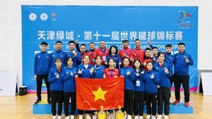 The Vietnamese delegation poses for a photo after winning the men's and women's singles titles at the World Shuttlecock Championships. (Photo: VNA)