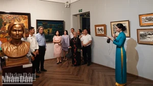 Delegates visit the exhibition. (Photo: MANH HAO)