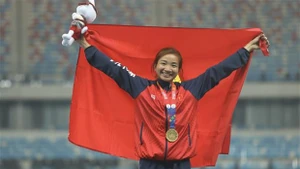 Runner Nguyen Thi Oanh with her gold medal in the women's 1,500m event at the 32nd SEA Games on May 9 (Photo: VNA)