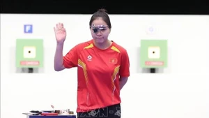 Sharpshooter Trinh Thu Vinh greets audience ahead of women’s 10m air pistol final at Paris 2024 Olympics. (Photo: VNA)