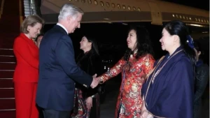 Delegates welcome Belgian King Philippe and Queen Mathilde at Noi Bai International Airport. (Photo: An Dang/VNA)