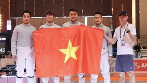 Vietnamese fencers win a gold medal in the men’s sabre team event on May 15 in SEA Games 32. (Photo:VNA)