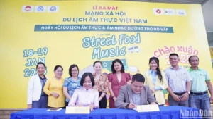The units signed cooperation agreements on the social network Food Travel Vietnam and the "Street Food Music" project.