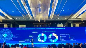 Le Ba Tan, Director of Viettel IDC, speaks at the event.