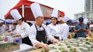 Artisans prepare pho for guests at the 2024 Pho Festival. (Photo: ND)