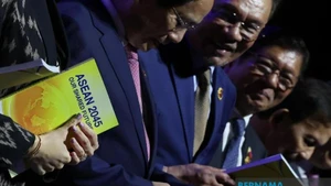 ASEAN leaders on May 26 adopt the Kuala Lumpur Declaration entitled "ASEAN 2045: Our Shared Future”. (Photo: Bernama)