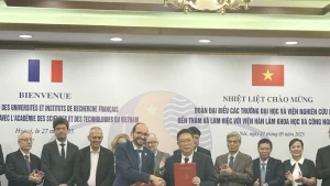 President of the Viet Nam Academy of Science and Technology and President of the French National Centre for Scientific Research (CNRS) sign the 2025–2028 Action Plan. (Photo: VNA)