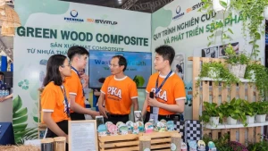 Dr. Dang Viet Quang and students carried out the project titled "Production of composite materials from recycled plastic and agricultural waste" at the National Startup Festival for students in 2025. (Photo: nhandan.vn)