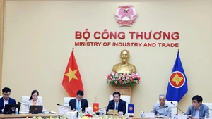 Vietnamese Minister of Industry and Trade Nguyen Hong Dien (third from right) attends the online Special ASEAN Economic Ministers’ Meeting. (Photo: VNA)