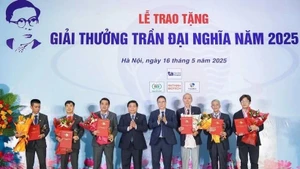 At the award ceremony (Photo: VNA)