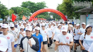 Young members of the Youth Union run to show their support for the “Vietnamese Youth Say No to Tobacco” campaign.