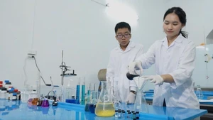 Do Ha Phuong and Nguyen Duc Thai, students from Viet Duc High School (Hoan Kiem District, Hanoi), proudly secured the first prize in the competition.