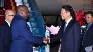 Vietnam's Minister of Science and Technology Nguyen Manh Hung welcomes Burundi President Evariste Ndayishimiye at Noi Bai Airport on April 3. (Photo: VNA)