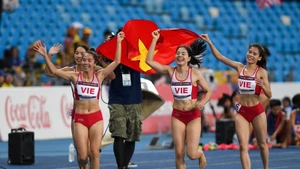 Nguyen Thi Huyen and her teammates celebrate after winning the gold medal. (Photo: VOV)