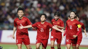 Vietnam’s Ngan Thi Van Su (number 21) celebrates scoring their first goal with teammates. (Photo: VNA)