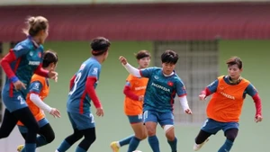 Vietnamese players in a practice session. They will meet Cambodia in the SEA Games women's football semi-final round on May 12. (Photo: VFF)