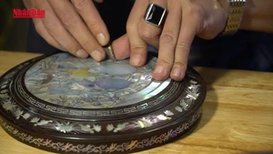 Video: Reviving mother-of-pearl inlay craft at Hanoi Old Quarter