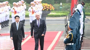 Vietnamese President Luong Cuong welcomes his Hungarian counterpart Sulyok Tamas. (Photo: The Dai)