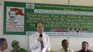 Vietnamese Ambassador to Bangladesh Nguyen Manh Cuong speaks at the seminar. (Photo: VNA) 