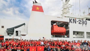 The delegation of 100 journalists visiting Truong Sa Island.