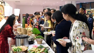 Diners queue to enjoy Vietnamese dishes at the "Vietnam Day in Saudi Arabia" 2024.