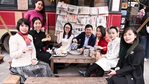 Tourists have the feeling of returning to the subsidy period on tram line No.6 at the Dao Ngoc-Ngu Xa food street (in Ba Dinh District, Hanoi).