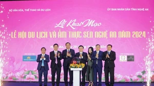 The delegates press a button to open the 2024 Lotus Tourism and Culinary Festival.