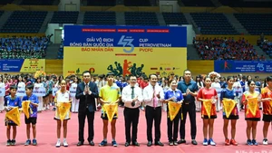 Delegates present commemorative flags and medals to participating teams. (Photo: NDO)