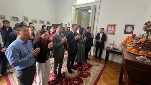 Ambassador Do Duc Thanh (fourth, left), the embassy's staff and representatives of Vietnamese associations in Romania offer incense in tribute to President Ho Chi Minh. (Photo: VNA) 