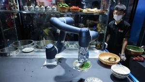 Pho (rice noodle soup) is prepared by smart robots (Photo: VNA) 