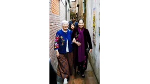 Artisan Ha Thi Vinh welcomes foreign visitors to Bat Trang Village.