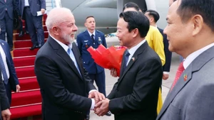Minister of Agriculture and Environment Do Duc Duy welcomes Brazilian President Luiz Inácio Lula da Silva at Noi Bai International Airport in Hanoi. (Photo: VNA)