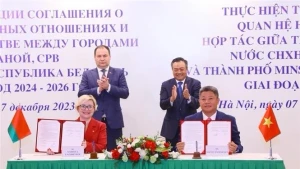 Belarusian Prime Minister Roman Golovchenko (standing, left) and Chairman of the Hanoi People's Committee Tran Sy Thanh witness the signing of the cooperation programme to implement the agreement on friendship and cooperation between Hanoi and Minsk in 2023. (Photo: VNA)
