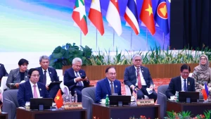 Vietnamese PM Pham Minh Chinh (front, first from left) attends the ASEAN leaders' interface with AIPA representatives in Kuala Lumpur on May 26. (Photo: VNA) 