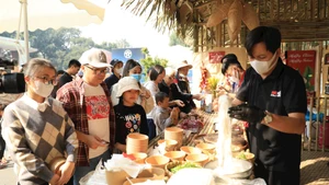 The Hanoi Culinary Culture Festival 2024 drew large numbers of diner (Photo: hanoimoi.vn)