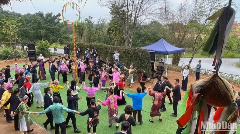 Connecting through the Northwest xoe dance.