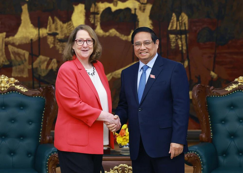 Prime Minister Pham Minh Chinh (R) receives Chair of the US-China Economic and Security Review Commission Reva Price in Ha Noi on May 7. (Photo: VNA)