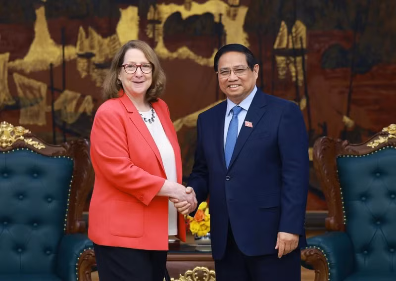 Prime Minister Pham Minh Chinh (R) receives Chair of the US-China Economic and Security Review Commission Reva Price in Ha Noi on May 7. (Photo: VNA)