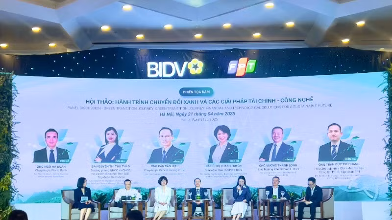 Experts and business representatives attend the discussion. (Photo: MINH PHUONG)