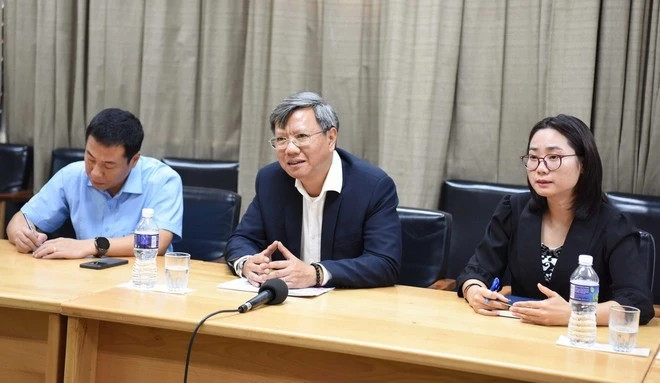 Vietnamese Ambassador to Cuba Le Quang Long (C) speaks at the meeting. (Photo: VNA)