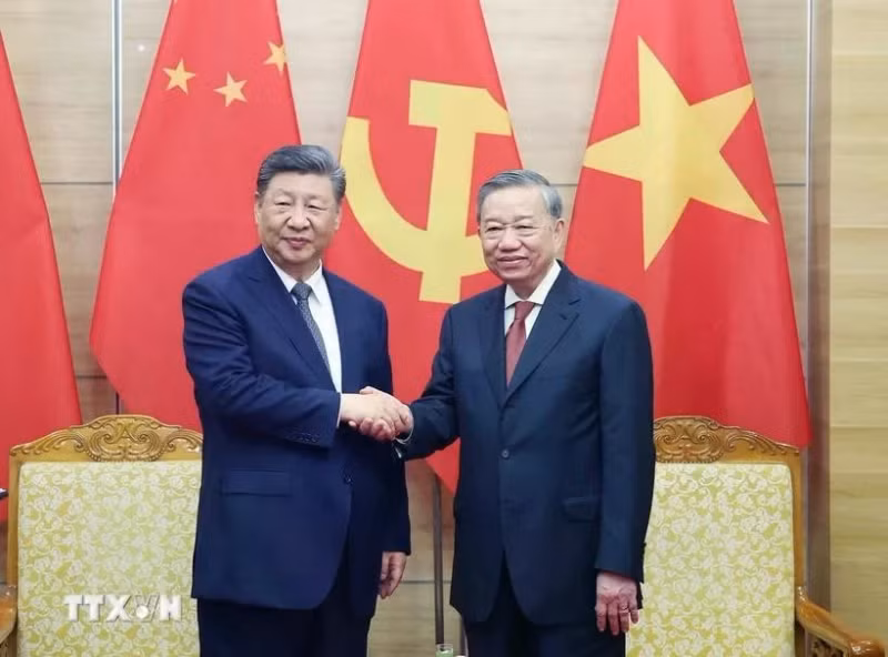 General Secretary of the Communist Party of Vietnam (CPV) Central Committee To Lam (R) and General Secretary of the Communist Party of China (CPC) Central Committee and President of China Xi Jinping at their meeting in Hanoi on April 14 (Photo: VNA)