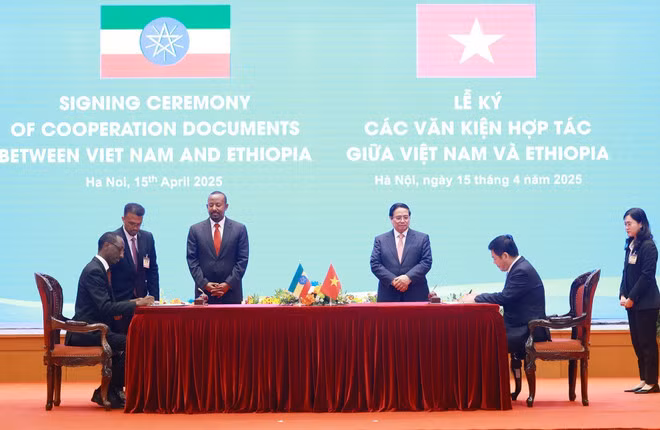 The two PMs witness the signing of a memorandum of understanding (MoU) on trade cooperation between the Vietnamese Ministry of Industry and Trade and the Ethiopian Ministry of Trade and Regional Integration. (Photo: VNA)
