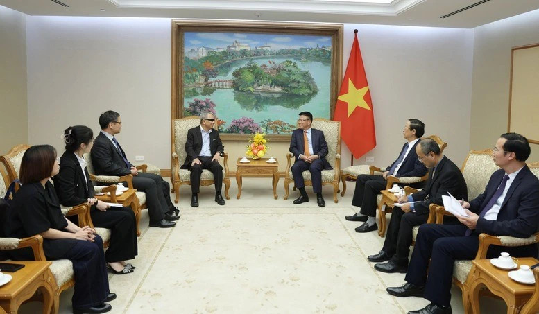 Deputy Prime Minister Le Thanh Long (R) and Pham Duc Trung Kien, President and Co- Founder of The Viet Nam Foundation (VNF), at their meeting in Ha Noi on May 12. (Photo: baochinhphu.vn)