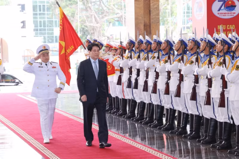 State President Luong Cuong (R) attends the ceremony to mark the 70th founding anniversary of the Vietnam People's Navy in Hai Phong on May 7. (Photo: VNA)
