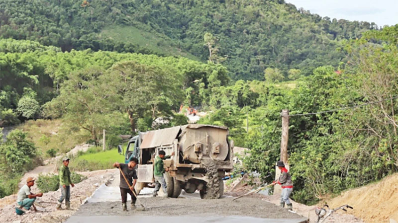 Building rural roads in Bung village, Mon Son Commune, Con Cuong District, an area located in the core zone of Pu Mat National Park.