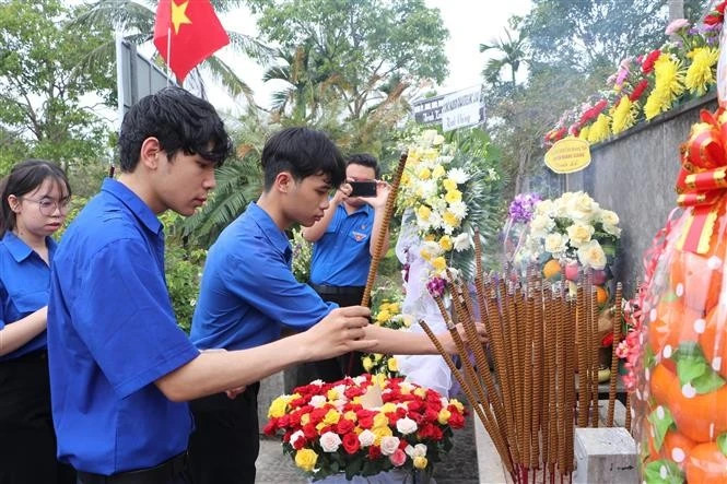 Quang Ngai residents offer incense in commemoration of the victims of Son My massacre. (Photo: VNA)